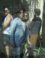 EXKLUSIV - Lenny Kravitz geht mit seiner neuen Freundin ins Wahllokal in Miami Beach
