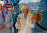 PEOPLE - Prinz Charles und Camilla leiden unter der Hitze in Ghana