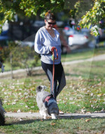 EXKLUSIV - Josie Rosen führt ihren Hund Gassi in LA
