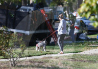EXKLUSIV - Josie Rosen führt ihren Hund Gassi in LA