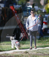 EXKLUSIV - Josie Rosen führt ihren Hund Gassi in LA