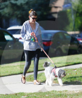 EXKLUSIV - Josie Rosen führt ihren Hund Gassi in LA