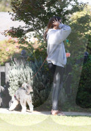 EXKLUSIV - Josie Rosen führt ihren Hund Gassi in LA