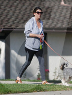 EXKLUSIV - Josie Rosen führt ihren Hund Gassi in LA