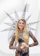 EXKLUSIV - Romee Strijd zeigt den Victoria's Secret Swarovski Crystal BH in New York