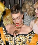 PEOPLE - Promis an der Moschino H&M Party in London