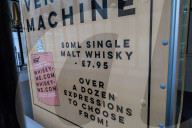 FEATURE - Whiskey aus dem Automaten im Londoner Stadtteil Hackney