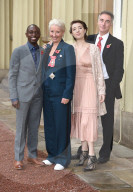 PEOPLE - Emma Thompson wird zur 'Dame' im Buckingham Palace in London