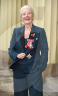 PEOPLE - Emma Thompson wird zur 'Dame' im Buckingham Palace in London