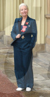 PEOPLE - Emma Thompson wird zur 'Dame' im Buckingham Palace in London