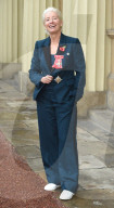 PEOPLE - Emma Thompson wird zur 'Dame' im Buckingham Palace in London