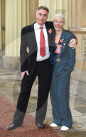 PEOPLE - Emma Thompson wird zur 'Dame' im Buckingham Palace in London