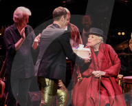 PEOPLE - Joni 75: Hippie-Ikone Joni Mitchell feiert Geburtstag in LA