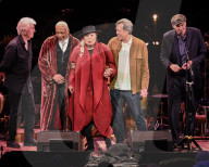 PEOPLE - Joni 75: Hippie-Ikone Joni Mitchell feiert Geburtstag in LA