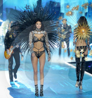 PEOPLE - Victoria Secret Modenschau: Die Engel laufen  in New York