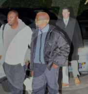 EXKLUSIV - Kanye West lässt seine Familie von zu Hause evakuieren