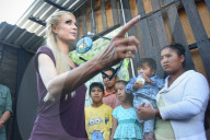 PEOPLE - Paris Hilton besucht Erdbeben Opfer in Mexiko