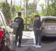 EXKLUSIV - Kim Kardashian posiert mit Travis Barker's Sohn vor dem Hotel 