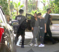 EXKLUSIV - Kim Kardashian posiert mit Travis Barker's Sohn vor dem Hotel 