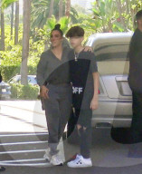 EXKLUSIV - Kim Kardashian posiert mit Travis Barker's Sohn vor dem Hotel 