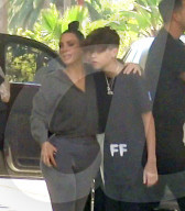 EXKLUSIV - Kim Kardashian posiert mit Travis Barker's Sohn vor dem Hotel 