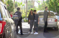 EXKLUSIV - Kim Kardashian posiert mit Travis Barker's Sohn vor dem Hotel 