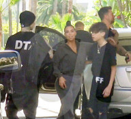 EXKLUSIV - Kim Kardashian posiert mit Travis Barker's Sohn vor dem Hotel 