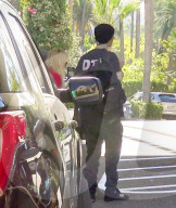 EXKLUSIV - Kim Kardashian posiert mit Travis Barker's Sohn vor dem Hotel 
