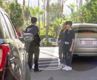 EXKLUSIV - Kim Kardashian posiert mit Travis Barker's Sohn vor dem Hotel 