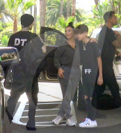 EXKLUSIV - Kim Kardashian posiert mit Travis Barker's Sohn vor dem Hotel 