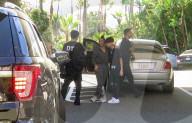 EXKLUSIV - Kim Kardashian posiert mit Travis Barker's Sohn vor dem Hotel 
