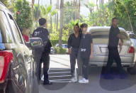 EXKLUSIV - Kim Kardashian posiert mit Travis Barker's Sohn vor dem Hotel 