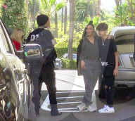 EXKLUSIV - Kim Kardashian posiert mit Travis Barker's Sohn vor dem Hotel 