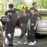 EXKLUSIV - Kim Kardashian posiert mit Travis Barker's Sohn vor dem Hotel 