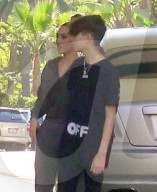 EXKLUSIV - Kim Kardashian posiert mit Travis Barker's Sohn vor dem Hotel 