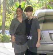 EXKLUSIV - Kim Kardashian posiert mit Travis Barker's Sohn vor dem Hotel 