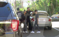 EXKLUSIV - Kim Kardashian posiert mit Travis Barker's Sohn vor dem Hotel 