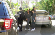 EXKLUSIV - Kim Kardashian posiert mit Travis Barker's Sohn vor dem Hotel 