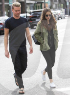 PEOPLE - Lily Collins und Johnny Harper spazieren durch Beverly Hills