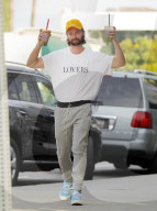 EXKLUSIV - Hände hoch: Patrick Schwarzenegger mit doppelter Ladung Coffee in Beverly Hills unterwegs