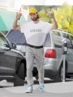 EXKLUSIV - Hände hoch: Patrick Schwarzenegger mit doppelter Ladung Coffee in Beverly Hills unterwegs