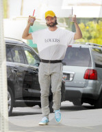 EXKLUSIV - Hände hoch: Patrick Schwarzenegger mit doppelter Ladung Coffee in Beverly Hills unterwegs