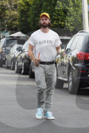EXKLUSIV - Hände hoch: Patrick Schwarzenegger mit doppelter Ladung Coffee in Beverly Hills unterwegs