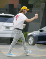 EXKLUSIV - Hände hoch: Patrick Schwarzenegger mit doppelter Ladung Coffee in Beverly Hills unterwegs