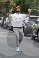EXKLUSIV - Hände hoch: Patrick Schwarzenegger mit doppelter Ladung Coffee in Beverly Hills unterwegs