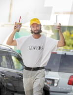 EXKLUSIV - Hände hoch: Patrick Schwarzenegger mit doppelter Ladung Coffee in Beverly Hills unterwegs