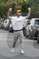 EXKLUSIV - Hände hoch: Patrick Schwarzenegger mit doppelter Ladung Coffee in Beverly Hills unterwegs