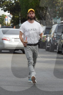EXKLUSIV - Hände hoch: Patrick Schwarzenegger mit doppelter Ladung Coffee in Beverly Hills unterwegs