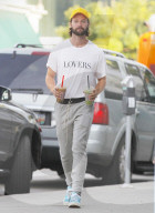 EXKLUSIV - Hände hoch: Patrick Schwarzenegger mit doppelter Ladung Coffee in Beverly Hills unterwegs