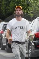 EXKLUSIV - Hände hoch: Patrick Schwarzenegger mit doppelter Ladung Coffee in Beverly Hills unterwegs